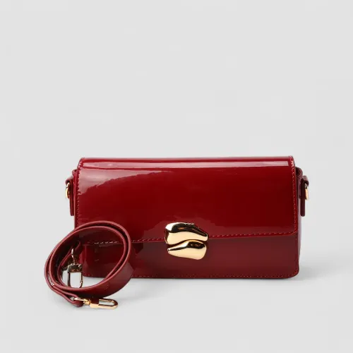 Bolsa Envelope Gabriela Pequena Verniz Fivela Estilizada Vermelha