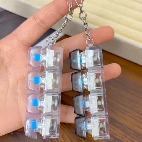 Chaveiro de teclado com luz LED, brinquedo antiestresse com botão clicável para pessoas com ansiedade, acessório para mesa de escritório.