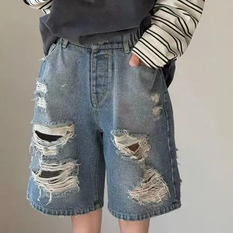 Calças jeans casuais de verão 2026 novas para meninos e meninas, modelo cinco partes com furos