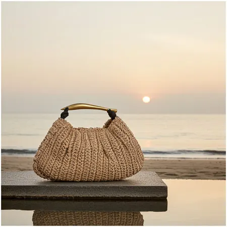 Bolsa de Ráfia Feminina – Modelo com Alça Dourada Rígida
