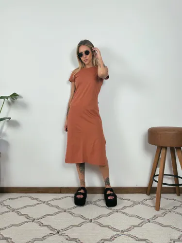 Vestido Midi Camiseta com Fenda Aveloz Terracota