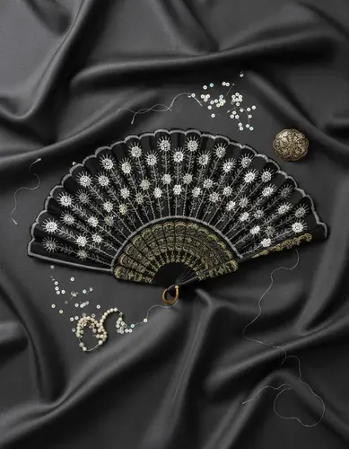 Leque de Mão Luxo Festa Dança Carnaval Gueixa Medio em Estilo Glitter Lantejoula Cor Preto e Branco