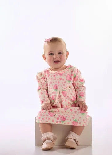 Vestido Infantil em Malha Peluciada com Estampa de Morangos Off White