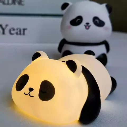 Luminária Noturna Panda Tap: Abajur Suave para Quarto, Ornamento Kawaii para Sentar ou Deitar, Amigável aos Olhos, Auxiliar de Sono, Decoração e Presente de Feriado