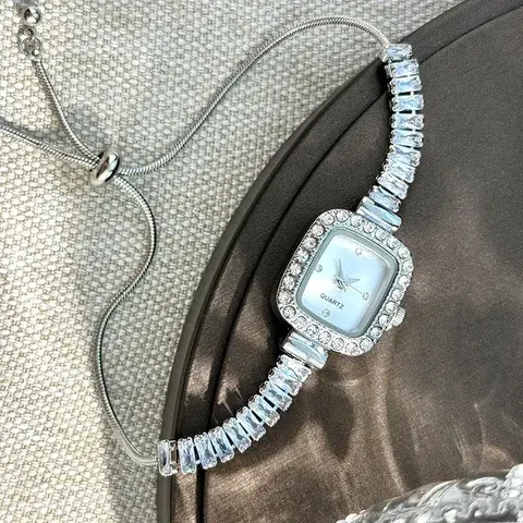 Elegante relógio de pulso feminino com pulseira de quartzo, mostrador quadrado pequeno, totalmente cravejado de strass, com corrente ajustável em formato de cobra, ideal para usar com vestidos.