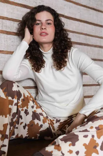 Blusa Canelada Manga Longa Básica Feminina Off White