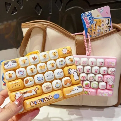 Chaveiro de Teclado com 26 Teclas em Formato de Animais de Desenho Animado para Alívio do Estresse, para Bolsas, Mochilas, Carros, Adolescentes, Adultos, Casais, Estudantes, Presente Divertido