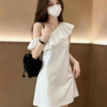 [Promoção por tempo limitado] Vestido branco simples e generoso com babados e ombro inclinado, verão, a saia evasê Popul