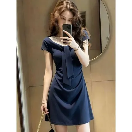 [Novidades] 2026 Novo estilo vestido de verão cintura estreita saia curta Slim Fit, lenço com costura de renda e gola cu