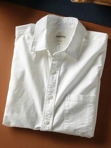 Camisa Masculina Casual de Verão em Algodão Oxford Manga Curta Vintage Solta e Moderna Branca Respirável com Absorção de Umidade