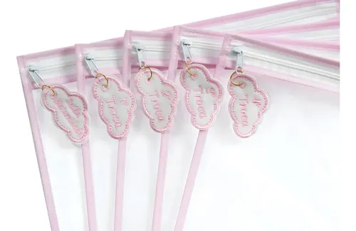Kit 5 Saquinhos Maternidade com Tag Bordada de Identificação Cor Nuvem Rosa Desenho do Tecido Plástico