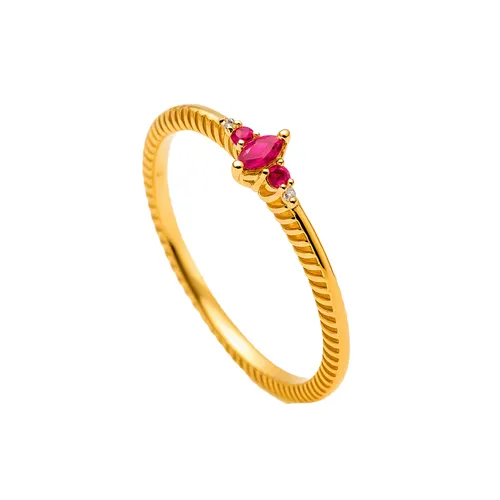 Anel com 3 Rubis, 2 Diamantes e Lateral Trabalhada em Ouro 18K