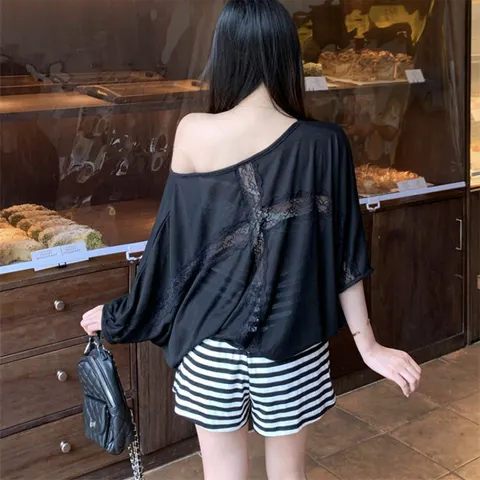 Camiseta oversized feminina casual solta com mangas morcego, costas nuas com renda e transpasse, estilo folgado e fino.