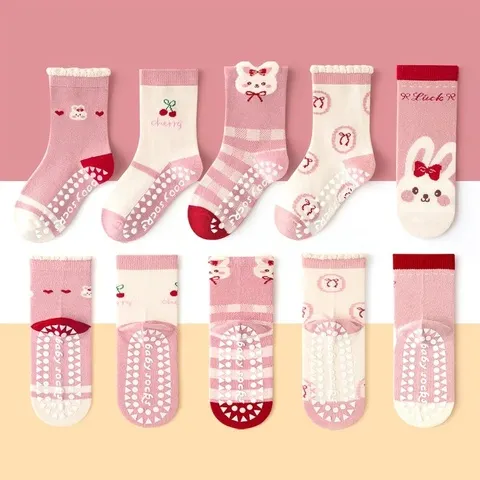 Pacote com 5 pares de meias infantis para usar em casa, com sola antiderrapante e macia, com desenhos de cerejas e letras, ideais para o uso diário e casual.