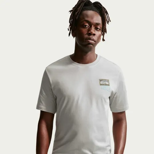 Camiseta Nike Train Stickers Masculina