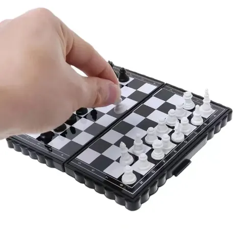 Conjunto de Xadrez Magnético Mini para Crianças - Tabuleiro de Xadrez de Plástico Portátil e Dobrável, Ideal para Viagens ao Ar Livre