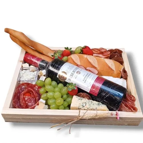 Cesta gourmet muito queijo, frutas e vinho importado