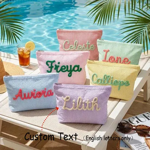 Bolsa de Maquiagem e Necessaire de Viagem Personalizada em Seersucker — Bolsa de Higiene Pessoal com Nome em Chenille e Sacola de Praia de Verão