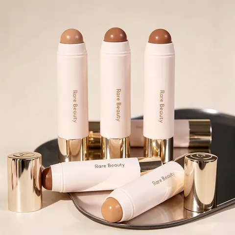 Rare Beauty Bastão de Contorno 3D à Prova d'Água, Bronzer Natural para Sombreamento da Pele, Escultura Facial e Efeito Emagrecedor, Presente para Mulheres, Maquiagem Diária e para Festas