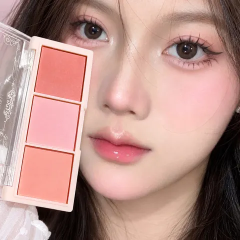 Paleta de blush em pó com 3 cores, blush de fácil aplicação e intensidade ajustável, maquiagem leve para as bochechas, tons rosa, pêssego e malva para um visual natural e para o dia a dia.