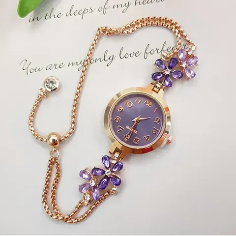 Elegante relógio feminino com mostrador redondo rosa, detalhes em cristal e quartzo, pulseira ajustável de duas camadas, ideal para usar com vestidos.