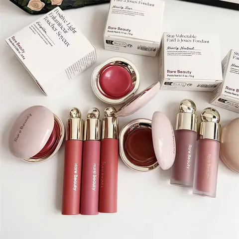 Rare Beauty Blush em Creme Efeito Derretido, Maquiagem com Textura Matte Perolada, Blush com Glitter, Iluminador, Brilho Labial Nutritivo e Hidratante