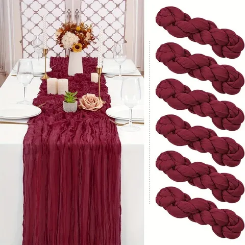 Caminho de mesa em tecido de musselina cor bordô, estilo rústico boho, para decoração de casamentos, chás de noiva e festas de aniversário.