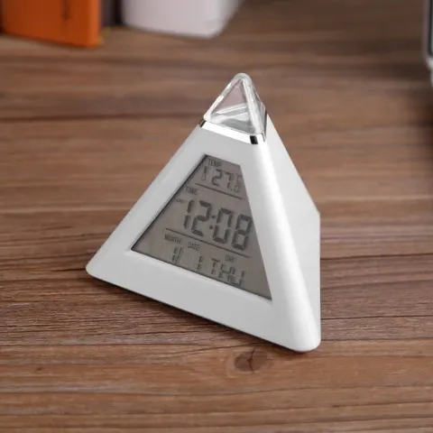 Relógio Despertador LED em Forma de Pirâmide com Display Digital que Muda de Cor, Relógio de Mesa Operado por Bateria, Relógio Digital Branco com Função Soneca