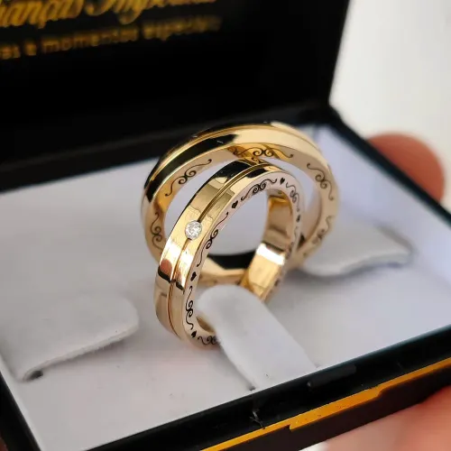 Par de alianças 4mm com zircônia e gravação lateral modelo Majestic