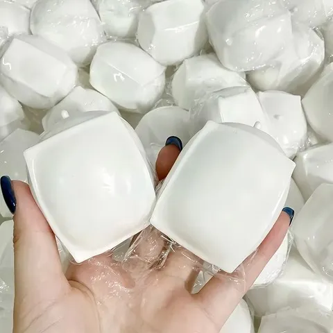 Brinquedo antiestresse macio em forma de tofu, com som crocante e satisfatório, ideal para estimular os sentidos e como presente para crianças e adultos.