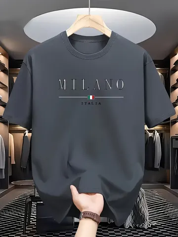 Camiseta masculina casual de verão com estampa solta e confortável, gola redonda e manga curta.