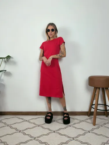 Vestido Midi Camiseta com Fenda Aveloz Vermelho
