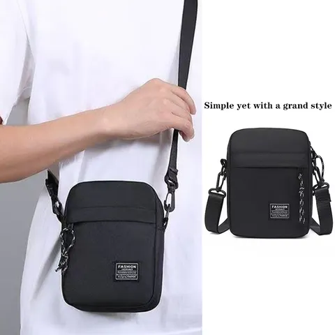 Bolsa masculina, disponível em modelo de ombro único ou transversal, ideal para uso diário na escola. Fabricado em material de nylon.
