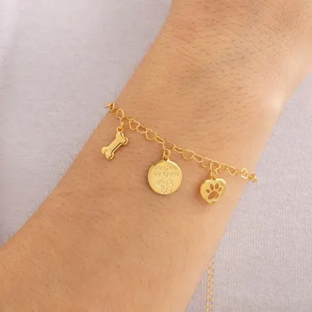 Pulseira Delicada Mãe de Pet com Elo de Coração e Pingentes de Osso Pata e Cão Folheado a Ouro 18k