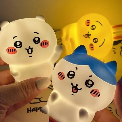 Boneca de Vinil Anime Chikawass com Luz Noturna, Brinquedo Luminoso Kawaii para Decoração de Quarto e Mesa, Presentes de Aniversário Surpresa Hachiware Usagi