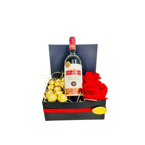 Caixa Coração com Vinho , Rosas e Chocolates